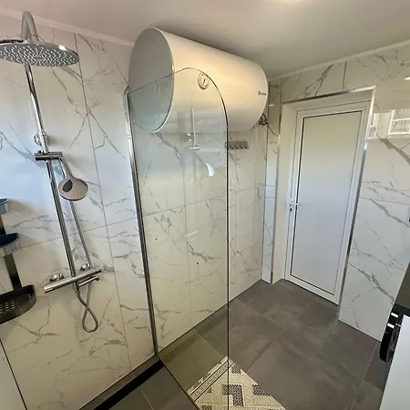 Modern One-bedroom By Menada شقة سفيتي فلاس